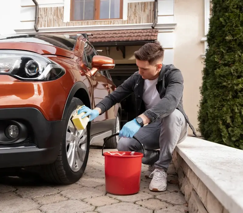 Lavage auto à domicile Caouënnec-Lanvézéac : professionnel intervenant sur un véhicule